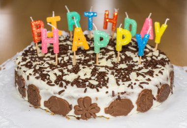 doğum günü pastası mumlar ile. Doğum günün kutlu olsun