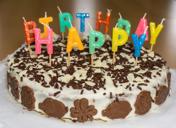 De cake van de kindverjaardag met kaarsen. Proficiat met je verjaardag — Stockfoto