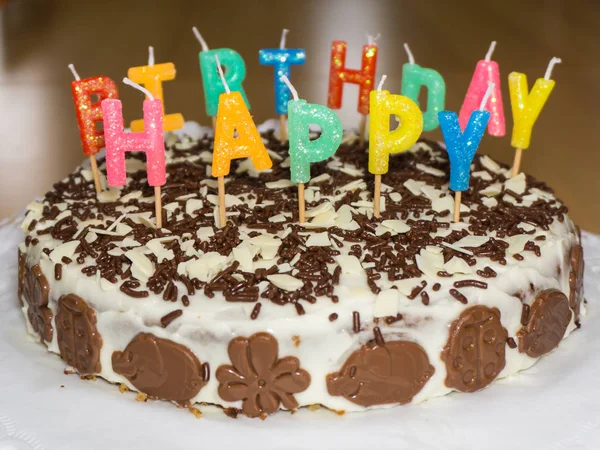 Pastel de cumpleaños con velas. Feliz Cumpleaños. —  Fotos de Stock