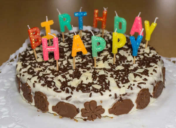 Bolo de aniversário com velas. Feliz Aniversário — Fotografia de Stock