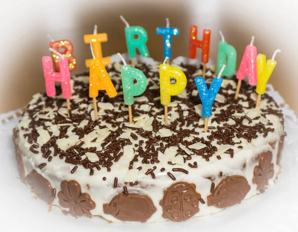 De cake van de kindverjaardag met kaarsen. Proficiat met je verjaardag — Stockfoto