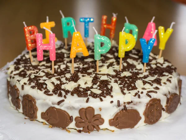 点着蜡烛的生日蛋糕。生日快乐 — 图库照片