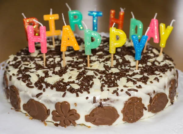 De cake van de kindverjaardag met kaarsen. Proficiat met je verjaardag — Stockfoto