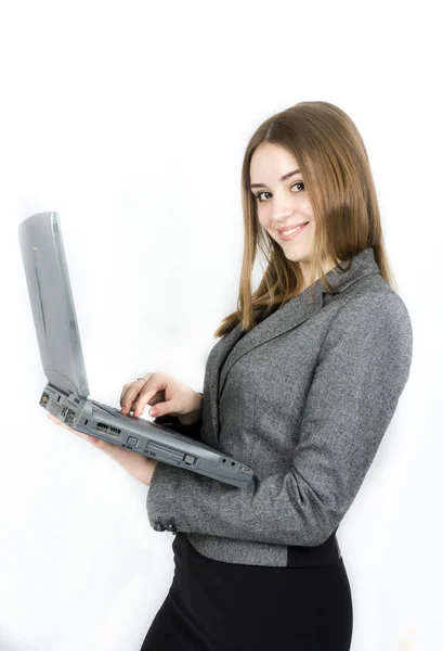 用在白色背景上的笔记本电脑的女商人 — 图库照片