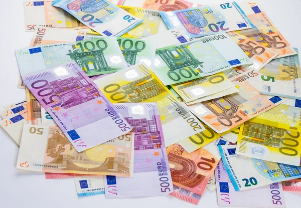 Euro banknot para Finans kavramı nakit beyaz arka plan üzerinde — Stok fotoğraf