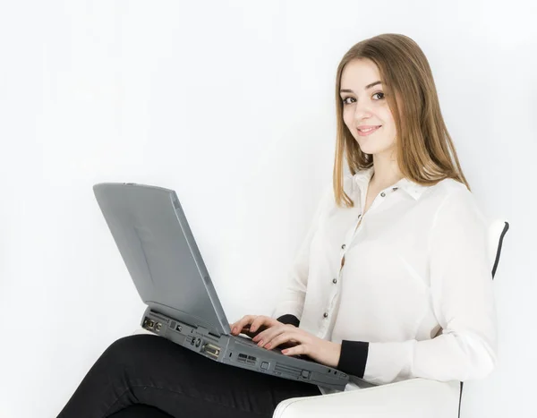 Iş kadın laptop beyaz arka plan üzerinde — Stok fotoğraf