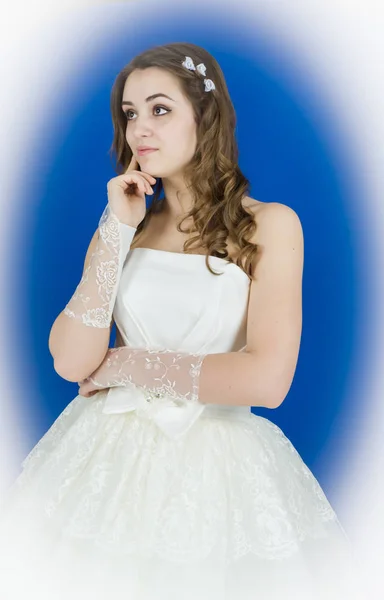 Panna Młoda na niebieskim tle. sukienka — Zdjęcie stockowe