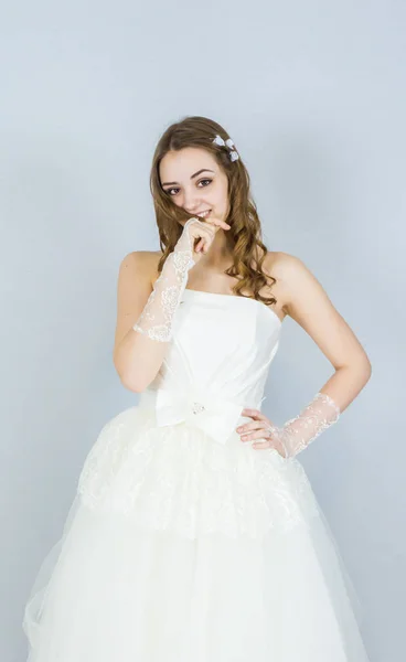Bruden på vit bakgrund. klänning — Stockfoto
