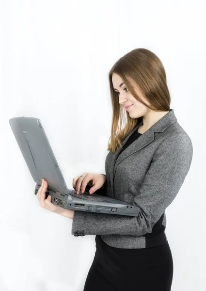 Affärskvinna med anteckningsbok på vit bakgrund — Stockfoto