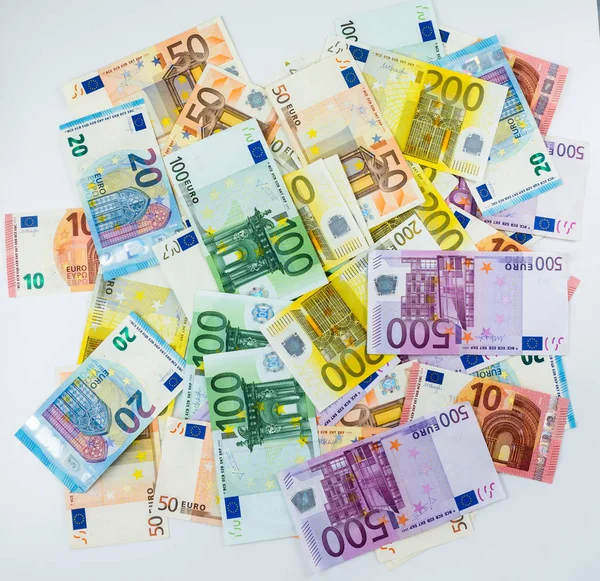 Euro bankovky peníze finance koncept hotovost na bílém pozadí — Stock fotografie