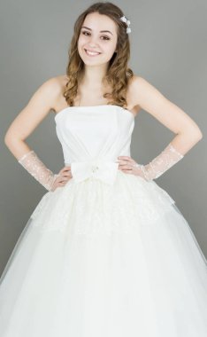 gri zemin üzerine gelin. elbise