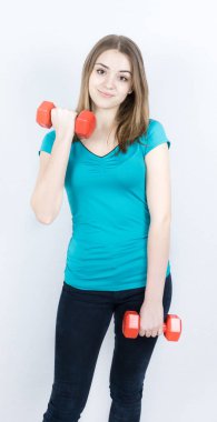 Beyaz arka plan spor kavram jimnastiği dumpbells kızla