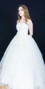 siyah arka plan üzerine gelin. elbise