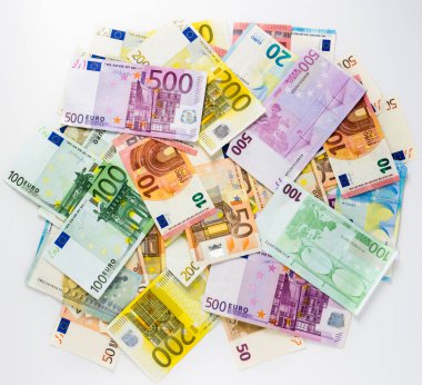 Euro banknot para Finans kavramı nakit beyaz arka plan üzerinde