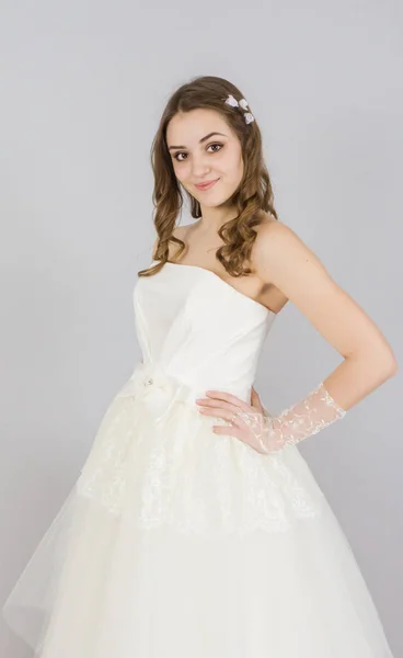 Невеста на белом фоне. платье — стоковое фото