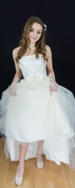 siyah arka plan üzerine gelin. elbise