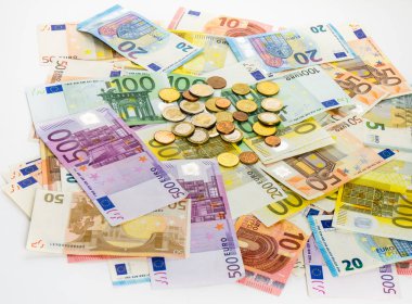 Euro banknot ve madeni paralar para Finans kavramı nakit beyaz bac