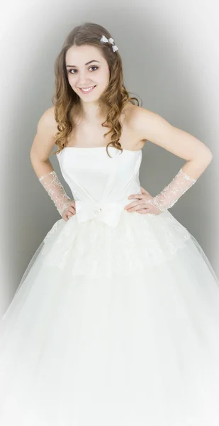 灰色の背景の花嫁。ドレス — ストック写真