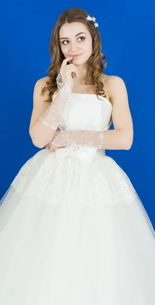 Nevěsta na modrém pozadí. šaty — Stock fotografie