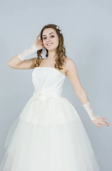 Menyasszony fehér háttér. ruha — Stock Fotó