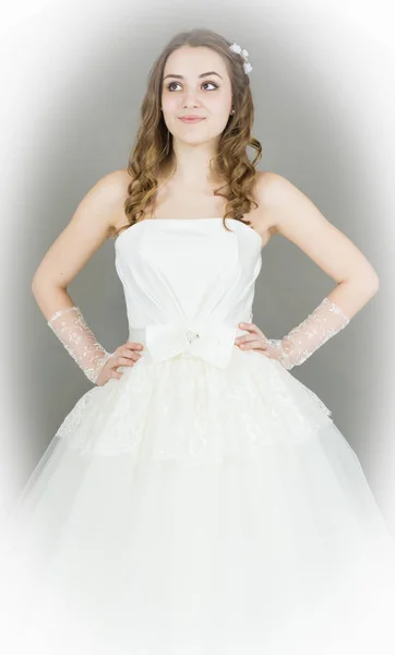A menyasszony a szürke háttér. ruha — Stock Fotó