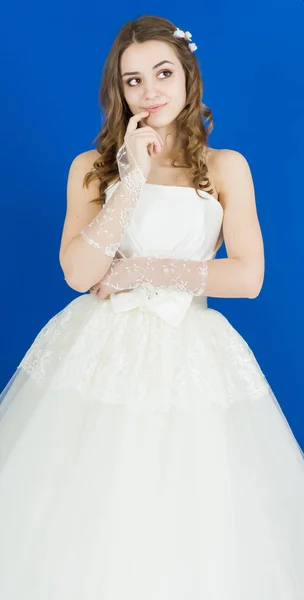 Bruden på blå bakgrund. klänning — Stockfoto
