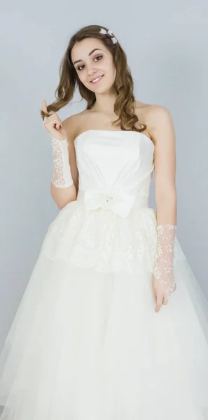 Menyasszony fehér háttér. ruha — Stock Fotó