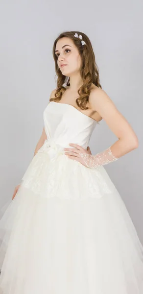 Nevěsta na bílém pozadí. šaty — Stock fotografie
