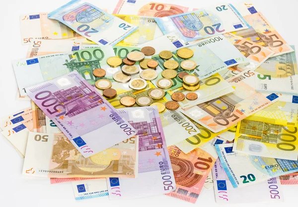 Billetes y monedas en euros concepto de financiación del dinero efectivo en bac blanco — Foto de Stock