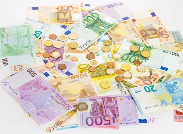 Sedel och mynt pengar finans konceptet eurokontanter på vita bac — Stockfoto