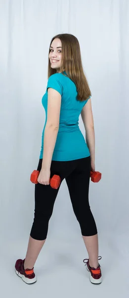 Chica con dumpbells en blanco fondo deporte concepto gimnasio — Foto de Stock