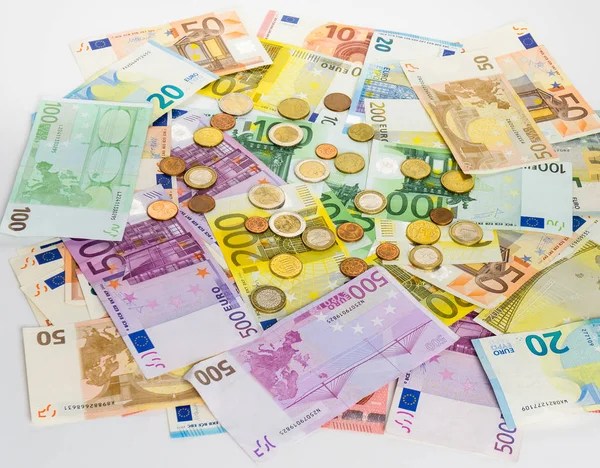 Euro banknot ve madeni paralar para Finans kavramı nakit beyaz bac — Stok fotoğraf