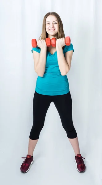 Chica con dumpbells en blanco fondo deporte concepto gimnasio — Foto de Stock