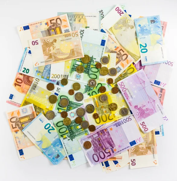 Sedel och mynt pengar finans konceptet eurokontanter på vita bac — Stockfoto