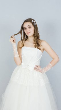 beyaz zemin üzerine gelin. elbise