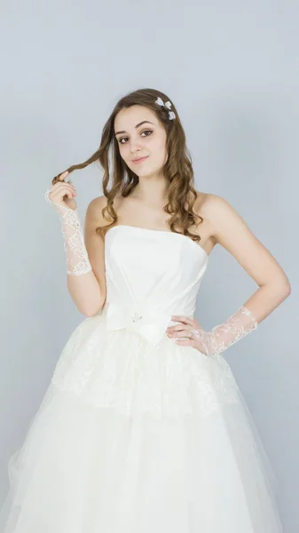 Panna Młoda na białym tle. sukienka — Zdjęcie stockowe