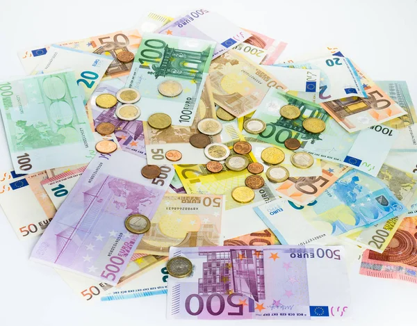 Billetes y monedas en euros concepto de financiación del dinero efectivo en bac blanco — Foto de Stock
