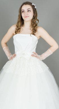 gri zemin üzerine gelin. elbise