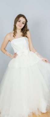 beyaz zemin üzerine gelin. elbise