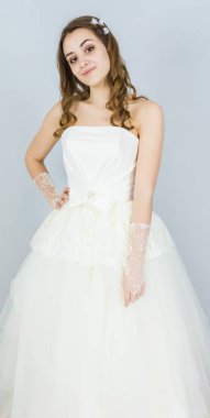 beyaz zemin üzerine gelin. elbise