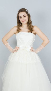 beyaz zemin üzerine gelin. elbise