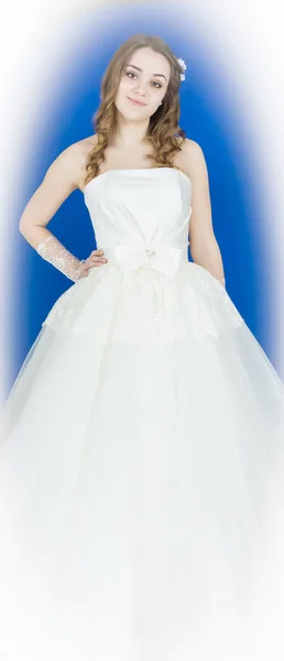 A menyasszony a kék háttér. ruha — Stock Fotó