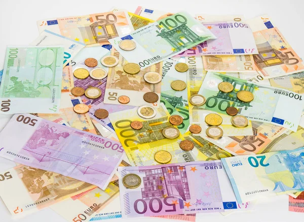 Billets et pièces en euros concept de financement monétaire cash sur bac blanc — Photo