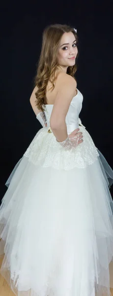 Braut auf schwarzem Hintergrund. Kleid — Stockfoto