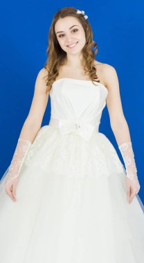 mavi zemin üzerine gelin. elbise