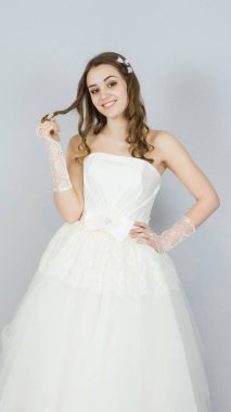 beyaz zemin üzerine gelin. elbise