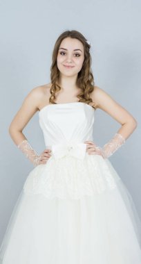 beyaz zemin üzerine gelin. elbise