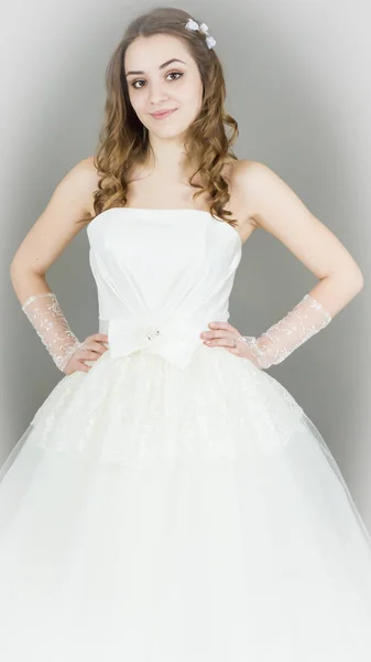 A menyasszony a szürke háttér. ruha — Stock Fotó