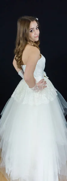 Невеста на черном фоне. платье — стоковое фото