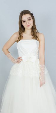 beyaz zemin üzerine gelin. elbise